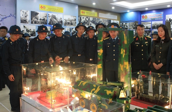 Cán bộ, chiến sĩ PK-KQ tham quan quan mô hình rađa 36D6.